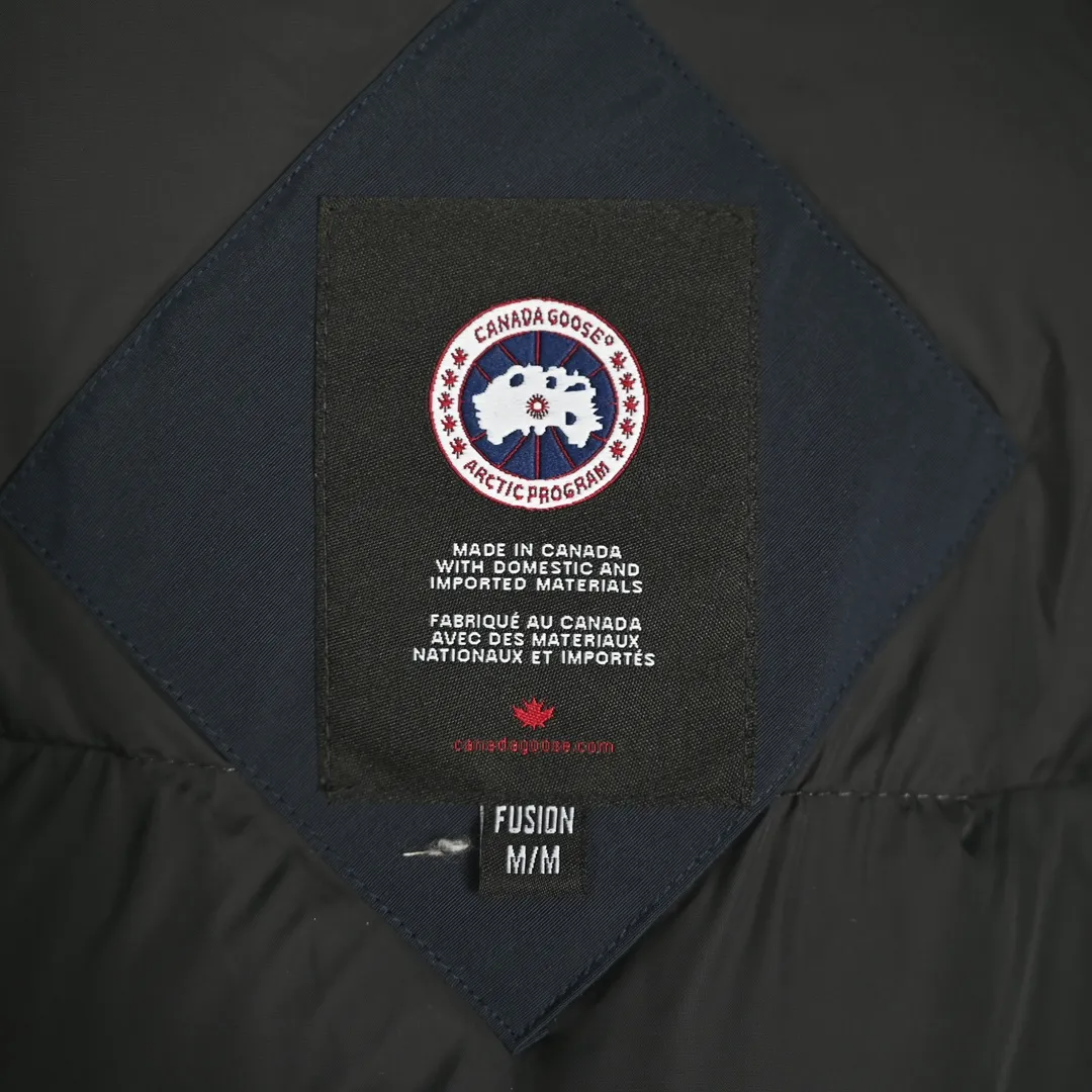 P720 𝐂𝐚𝐧𝐚𝐝𝐚 𝐆𝐨𝐨𝐬𝐞 𝐄𝐱𝐩𝐞𝐝𝐢𝐭𝐢𝐨𝐧 𝟕𝟗𝟗𝟗𝐌 Canada Goose Model 01 Short Down Jacket 🔝Product color: black, off-white, graphite gray, navy blue, sky blue 🔝Product size: XS S M L 2️⃣Exclusively customized 18-count fabrics with the same ZP. Using "Arctic Tech" fabric technology, the outer fabric is 84.5% polyester fiber and 15.5% cotton, the lining is 100% cotton fiber, and the padding is 100% polyester fiber. It is durable, waterproof, windproof, cold-resistant and warm. 3️⃣The lining is made of 40D Nylon AC oil-based glue, with level 5 single-dye fastness. The collar flannel is made of original high-density mercerized velvet, and the pocket fabric is made of elastic high-density polar fleece, which is soft and skin-friendly. The bile cloth is made of 330T polyester anti-velvet No. 7 needle to prevent lint from running away. If there is lint running away, it will be given away for free! 4️⃣The JUKI large-scale sewing machine imported from Japan is professional in stitching and seaming. It completely follows the original 106 stitches on the whole piece of clothing and is reinforced throughout. The length of each jujube follows the original one and is fixed at 1-1.1cm. The density and length are the same as the original one. 5️⃣Yoshida YKK original zipper, Y-shaped double hook Velcro, and the cuffs are made of custom thickened seamless threads. This year, high-elastic spandex gold thread is added to the cuff thread to increase elasticity and strength. From fabrics and gallbladders to buttons and drawstrings, all are custom-developed and authentic. 6️⃣The imported Tajima embroidery machine is used to customize the chest logo with thousands of needles. The pattern is full and three-dimensional, and it is infinitely close to the original product. 7. The fur collars are made from western coyote skins imported from Canada. We purchased 10,000 top-quality fur collars in the spring. The width of the fur collars is 14cm and the length is 55cm. This winter, the quality of the fur collars will be stable throughout the season, eliminating the uneven quality of fur collars in the middle and later stages! 7️⃣Packaging is in a three-dimensional handbag with cards included. It’s more impressive to give it away and keep it for yourself.